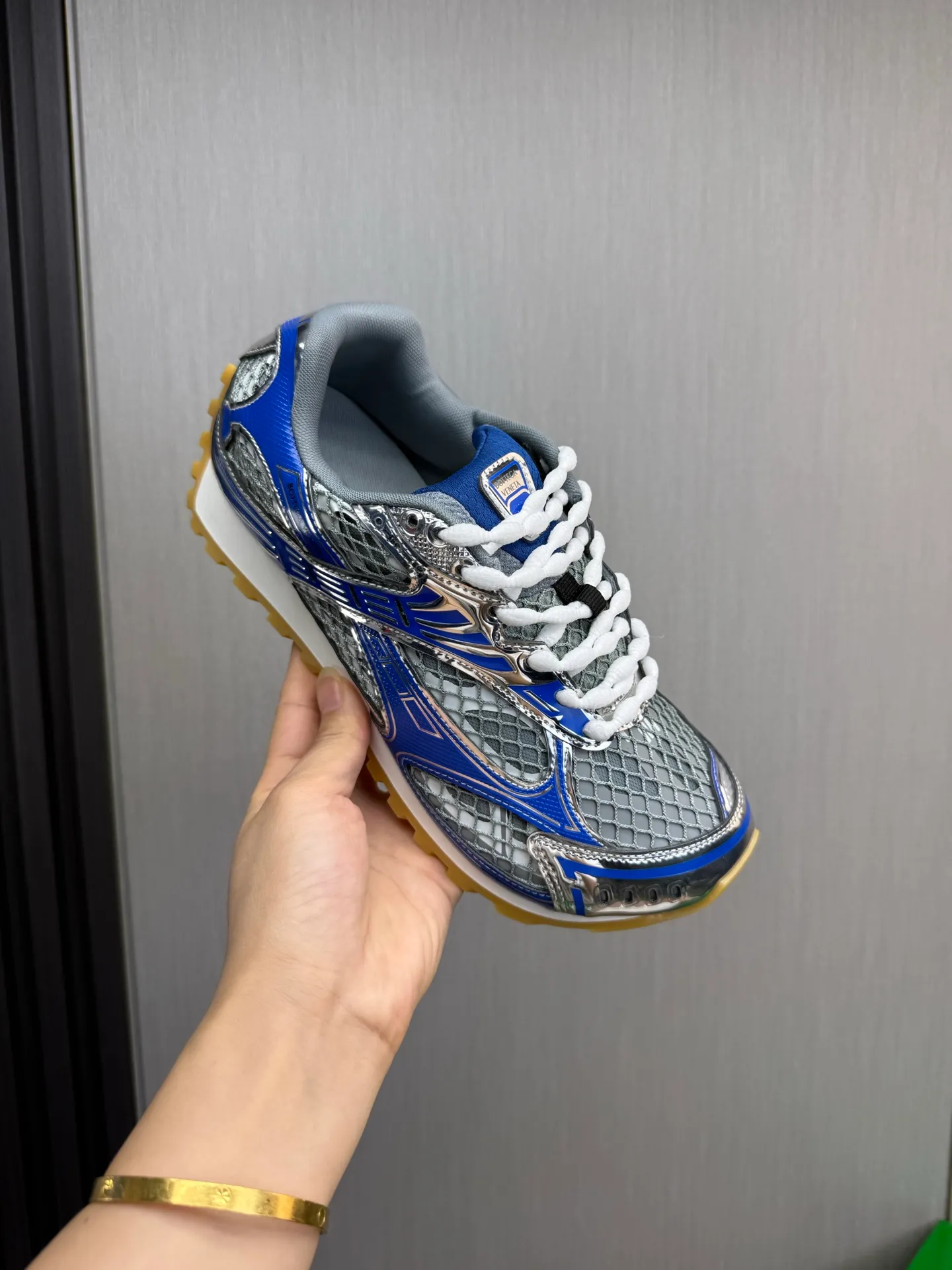 Men's men's shoes 💰620💰 BV top version 𝘽𝙊𝙏𝙏𝙀𝙂𝘼 𝙑𝙀𝙉𝙀𝙏𝘼 Orbit sneakers Wang Yibo same style couple style dad shoes 🩷💚 Runner sneakers, made of lightweight technical mesh fabric. Features a geometric patterned rubber outsole. Pay attention to the package craftsmanship ❕ High version shipping ❗️ Very nice, durable to play with and durable to make ✔️ Standard version 💯💯 The outsole is made of color-blocked TPU outsole. Women’s model 35-41 (40 41 customized) Men’s model 39-46 (45.46 customized) Equipped with original packaging
